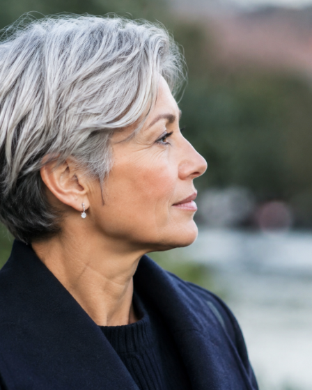 Femme cheveux gris coupe legere vue profil elegant