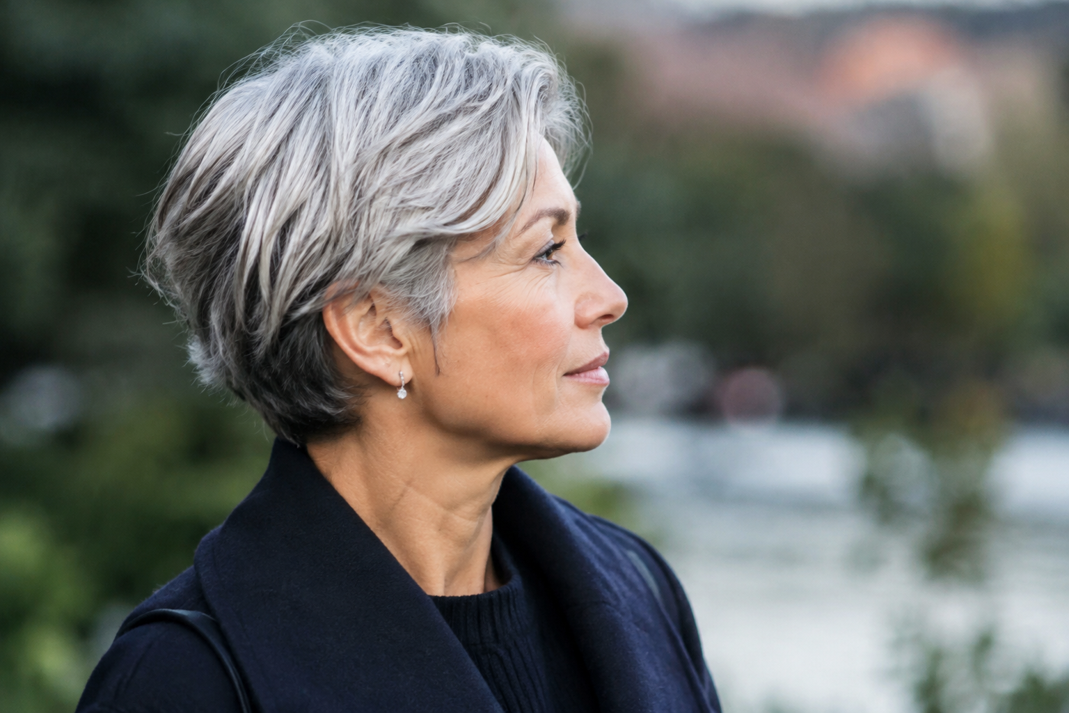 Femme cheveux gris coupe legere vue profil elegant