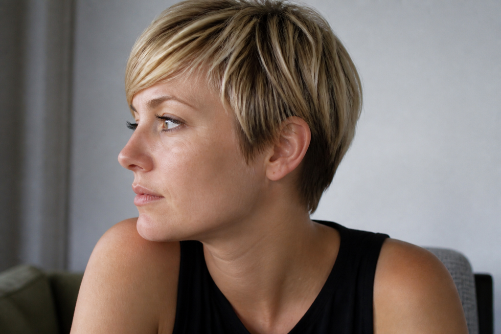 Femme chevelure courte blonde avec degrade